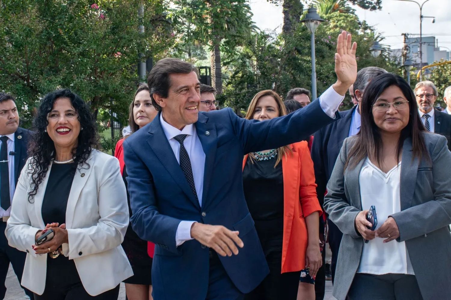 Como parte del protocolo de la ceremonia anual, la Comisión de Exteriores acompañó al gobernador Sadir desde la Casa de Gobierno hasta la Legislatura.