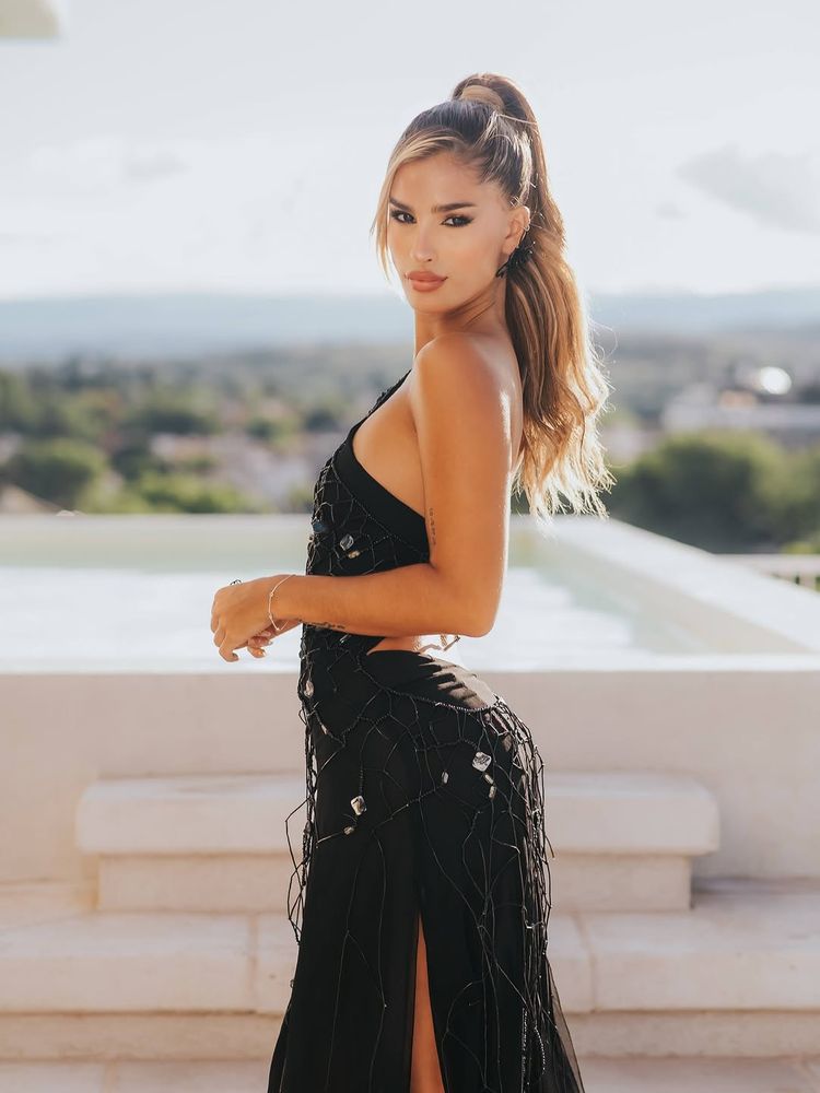 Julieta Poggio deslumbró con un espectacular vestido total black