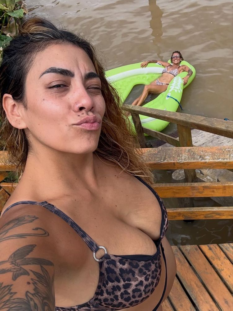 El destape de Anita Espósito: la hermana de Lali posó en bikini animal print y se robó todas las miradas