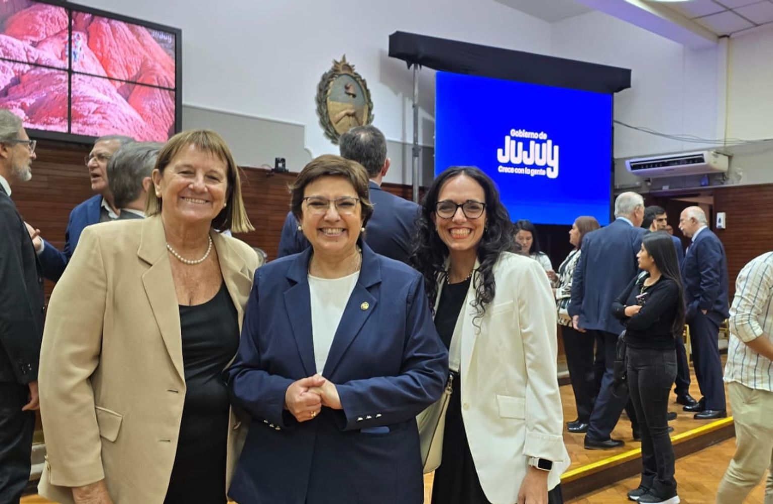 La diputada Alejandra Mollón (izq.), junto a la ministra de Modernización de Jujuy, Isolda Calsina, y la secretaria de Planificación Estratégica de su Ministerio, Guadalupe Bravo Almonacid, tras escuchar el mensaje del gobernador Sadir.