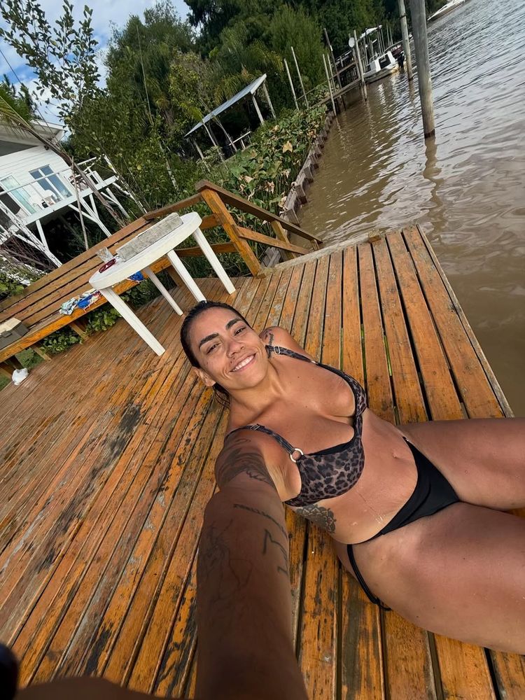El destape de Anita Espósito: la hermana de Lali posó en bikini animal print y se robó todas las miradas