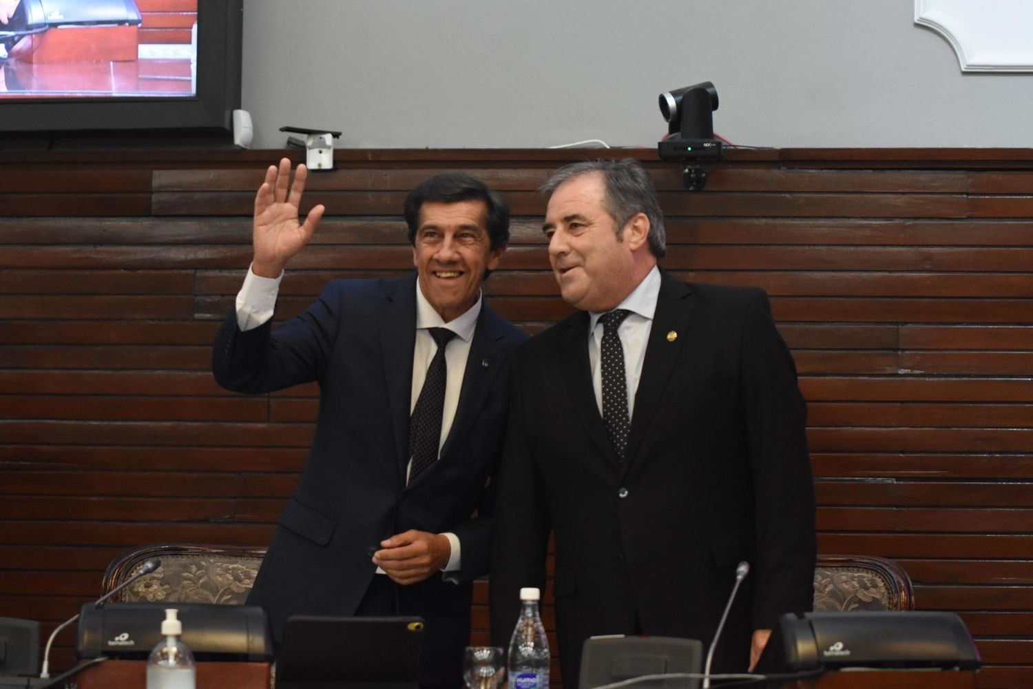 El gobernador Carlos Sadir inauguró este viernes el 165° periodo de sesiones ordinarias en la Legislatura de Jujuy. Al ingesar al recinto fue recibido por el vicegobernador Alberto Bernis.