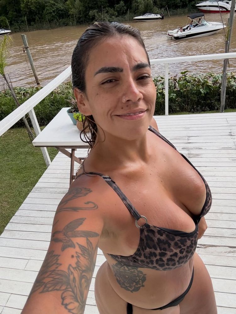 El destape de Anita Espósito: la hermana de Lali posó en bikini animal print y se robó todas las miradas