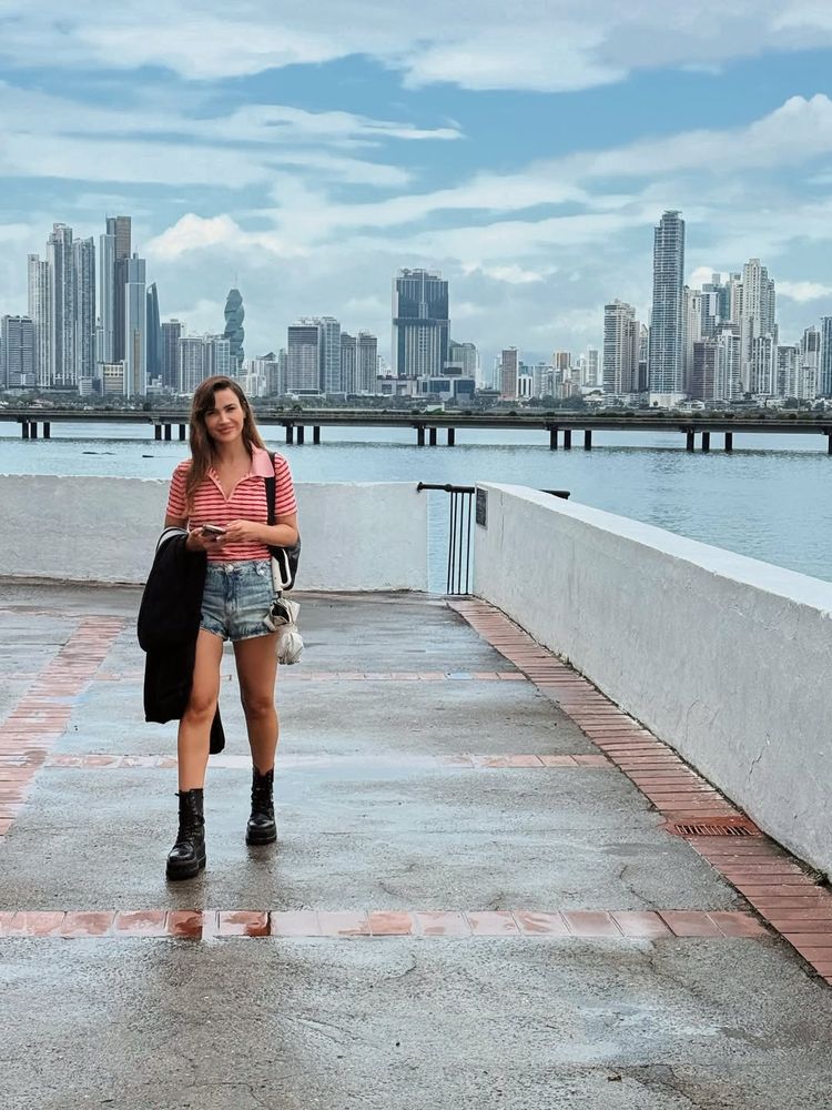 Celeste Cid dio cátedra de estilo con un look urbano cómodo y lo combinó con las botas en tendencia
