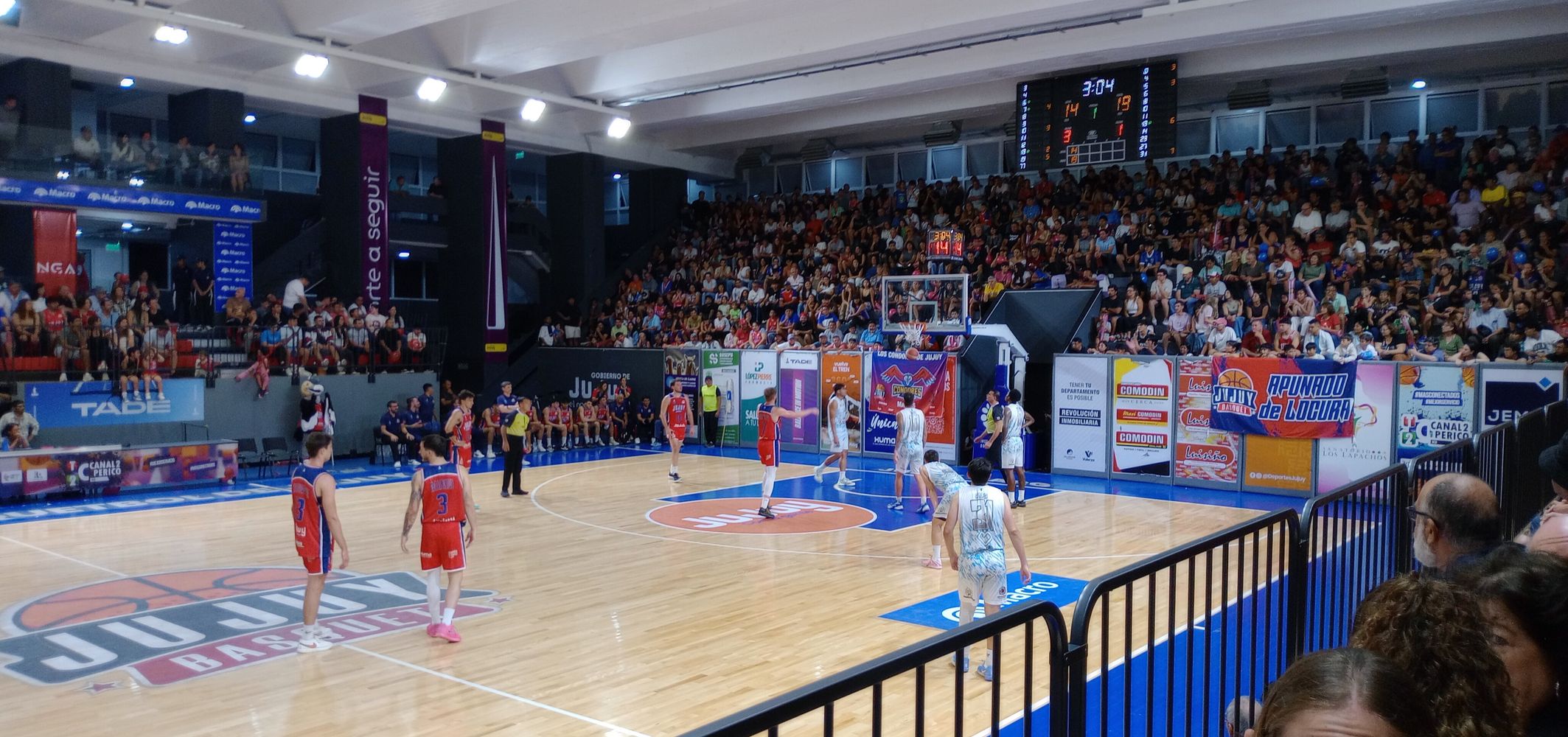 Un estupendo marco de público colmó el estadio de la Federación Jujeña de Básquet en la noche de este sábado de clásico ante los salteños.
