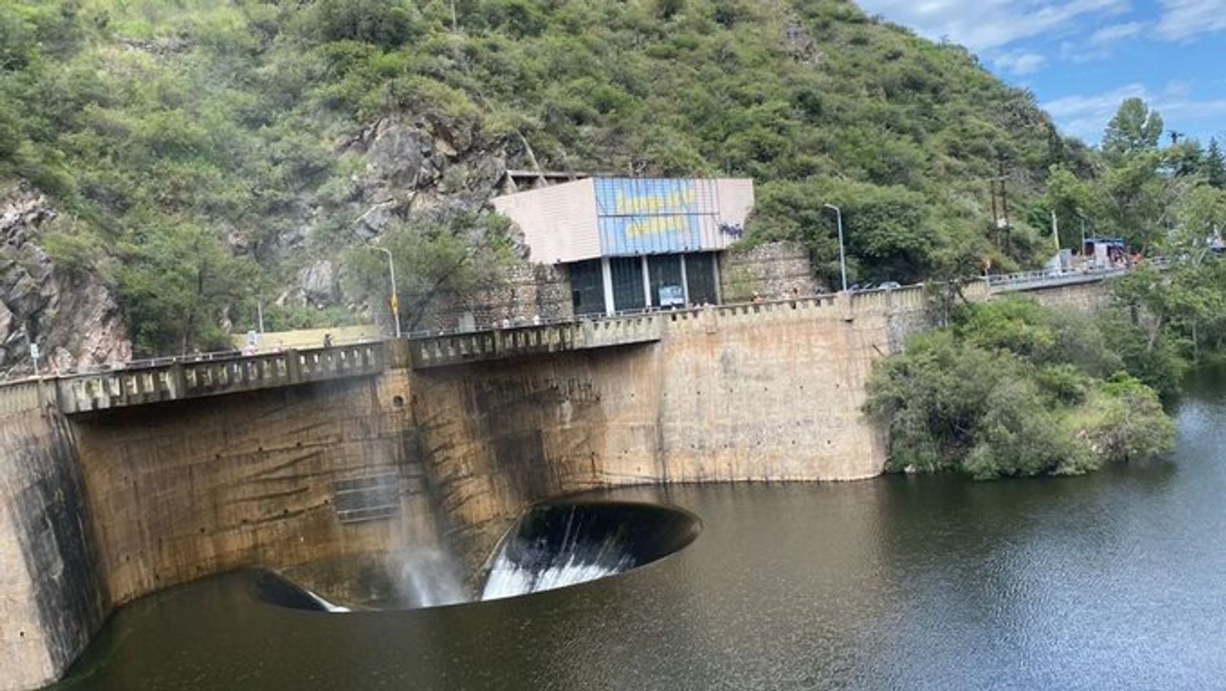 El lago y el dique San Roque, a pleno por un verano muy lluvioso.