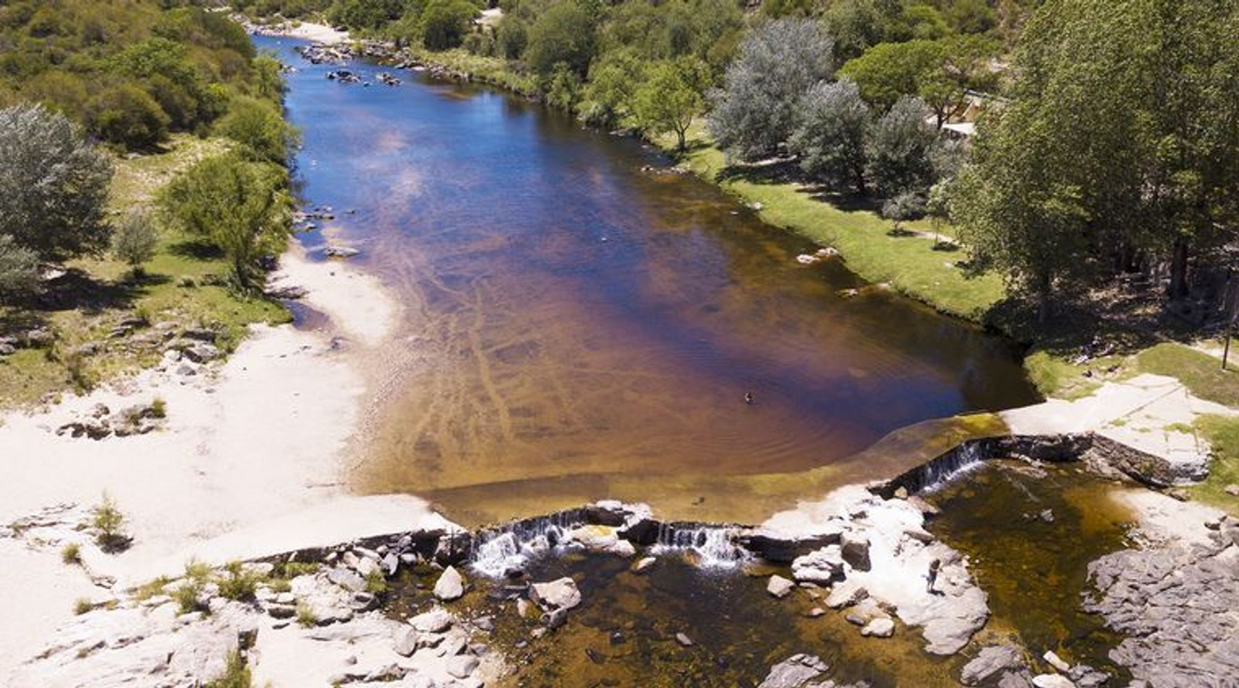 Naturaleza sin apuro: el ritual del picnic junto al río