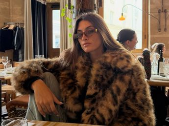Desde París, Lola Latorre se adelantó a la temporada de invierno 2026 y dio cátedra de estilo con el estampado en tendencia