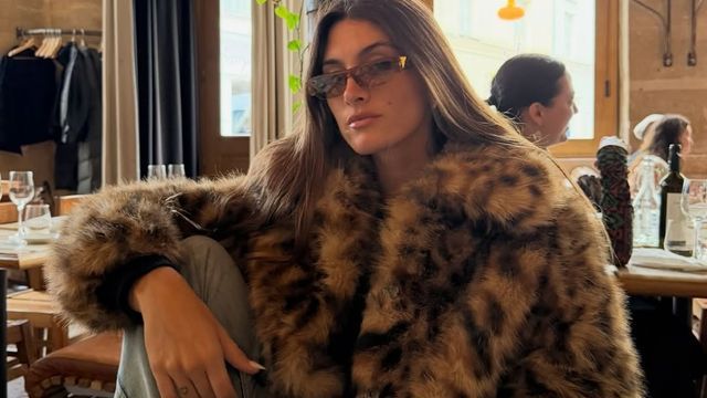 Desde París, Lola Latorre se adelantó a la temporada de invierno 2026 y dio cátedra de estilo con el estampado en tendencia
