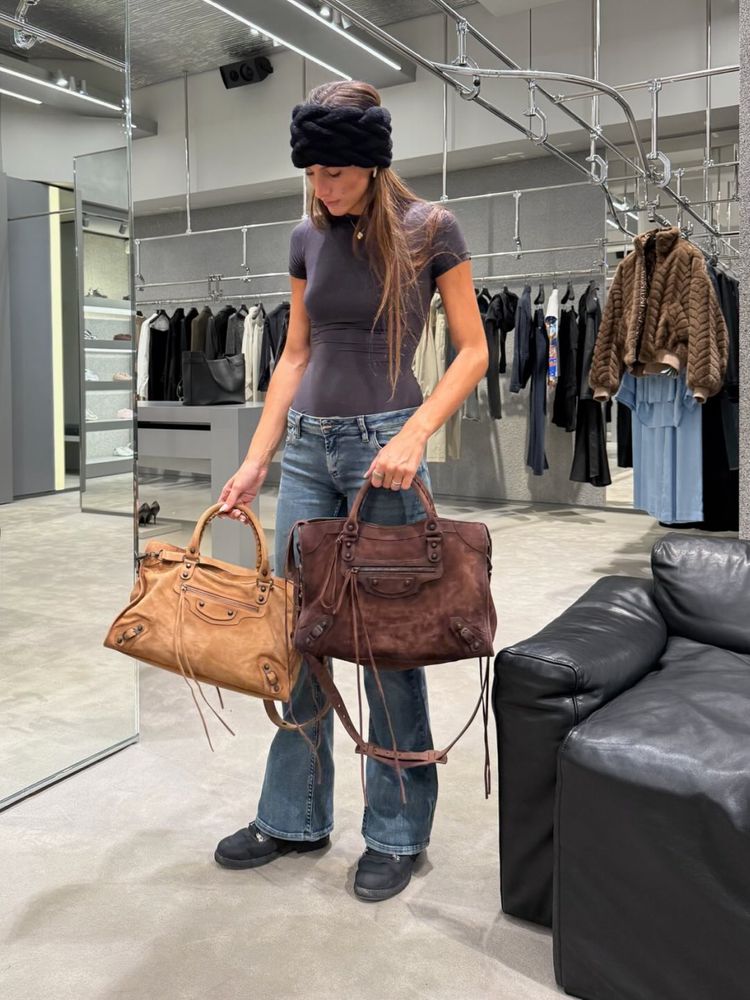 Desde París, Lola Latorre deslumbró con un tapado trendy y se adelantó a la tendencia del invierno 2026