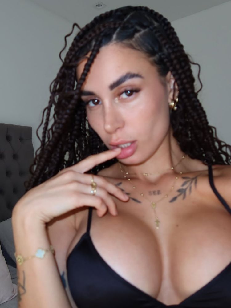 Al límite de la censura: Cam Nair compartió las selfies mas jugadas y arrasó con un escote pronunciado