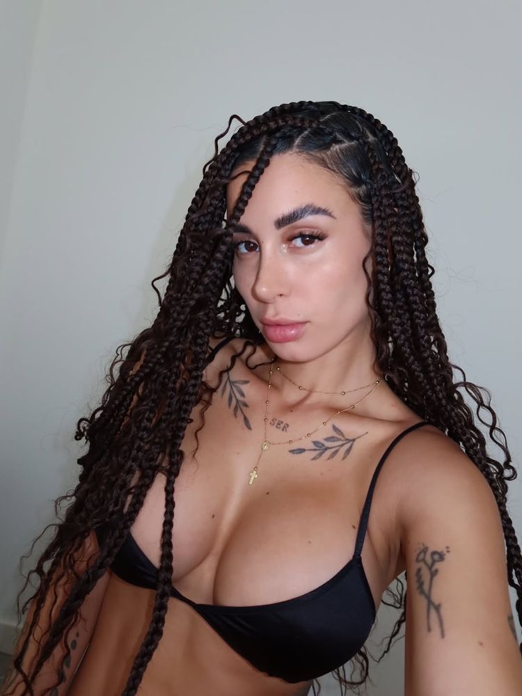 Al límite de la censura: Cam Nair compartió las selfies mas jugadas y arrasó con un escote pronunciado