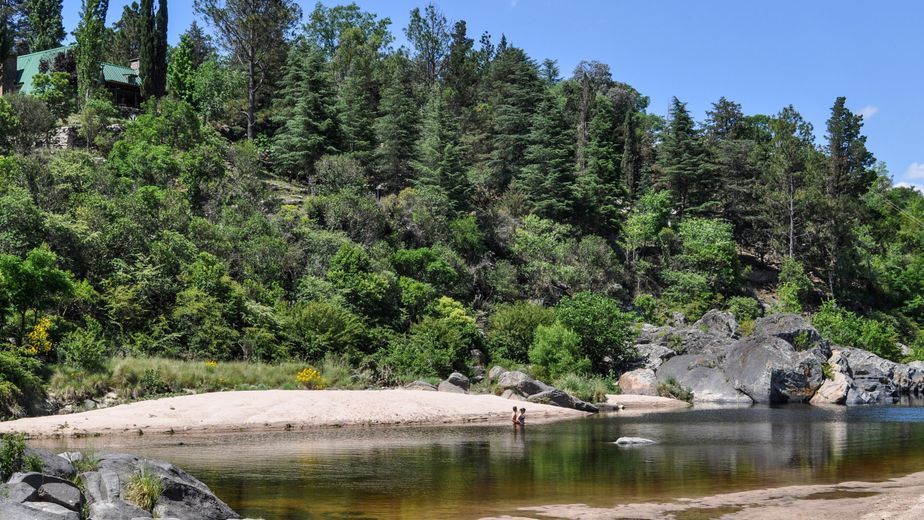 Naturaleza sin apuro: el ritual del picnic junto al río