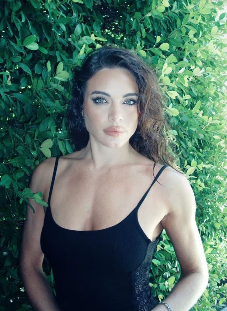 Emilia Attias apostó por un vestido de gala en tono burdeos y desbloqueó una nueva tendencia para el próximo otoño
