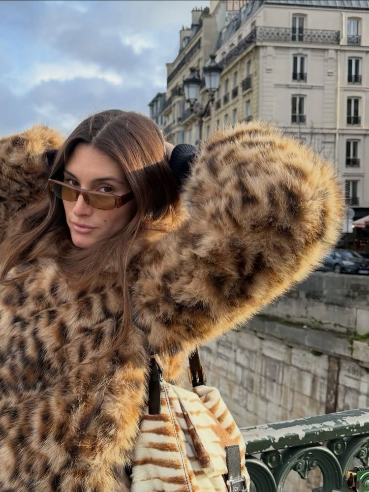 Desde París, Lola Latorre deslumbró con un tapado trendy y se adelantó a la tendencia del invierno 2026