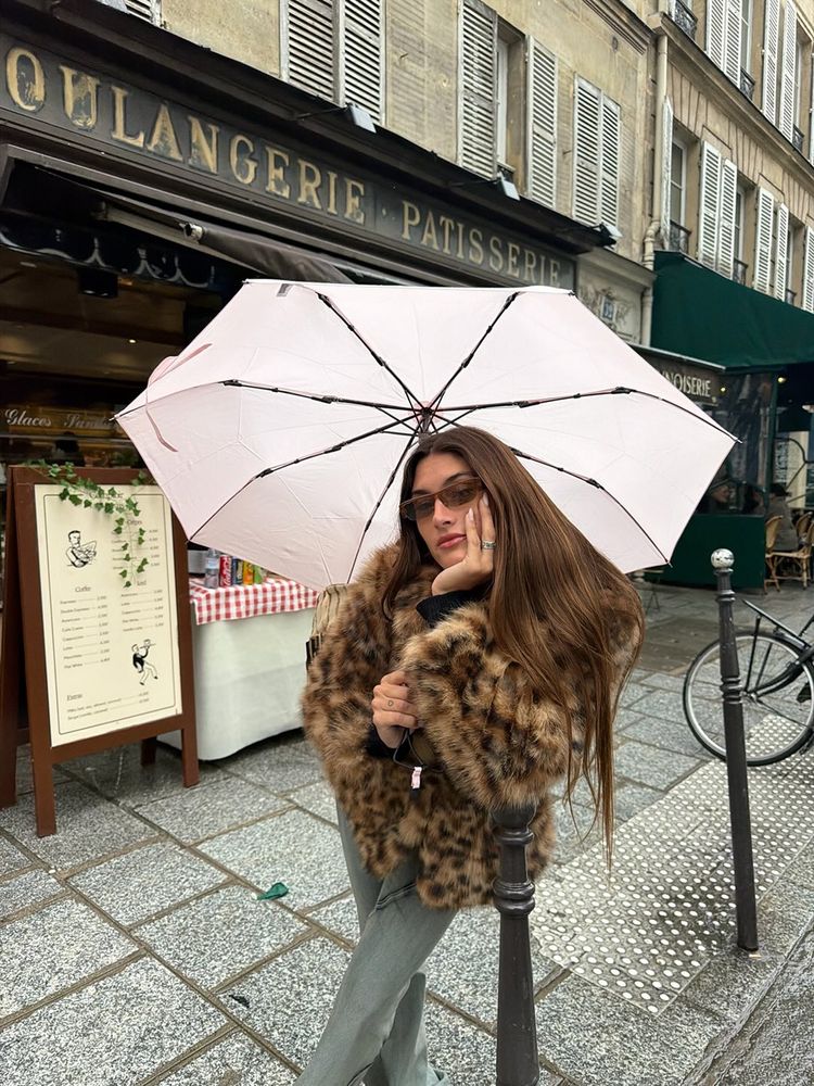 Desde París, Lola Latorre deslumbró con un tapado trendy y se adelantó a la tendencia del invierno 2026