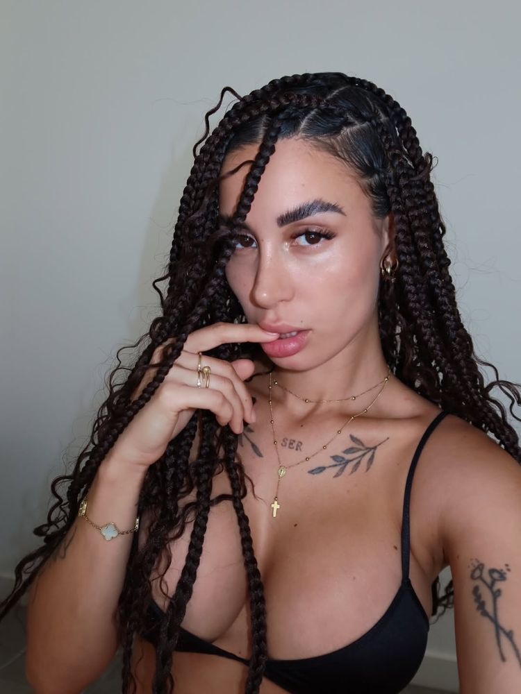 Al límite de la censura: Cam Nair compartió las selfies mas jugadas y arrasó con un escote pronunciado