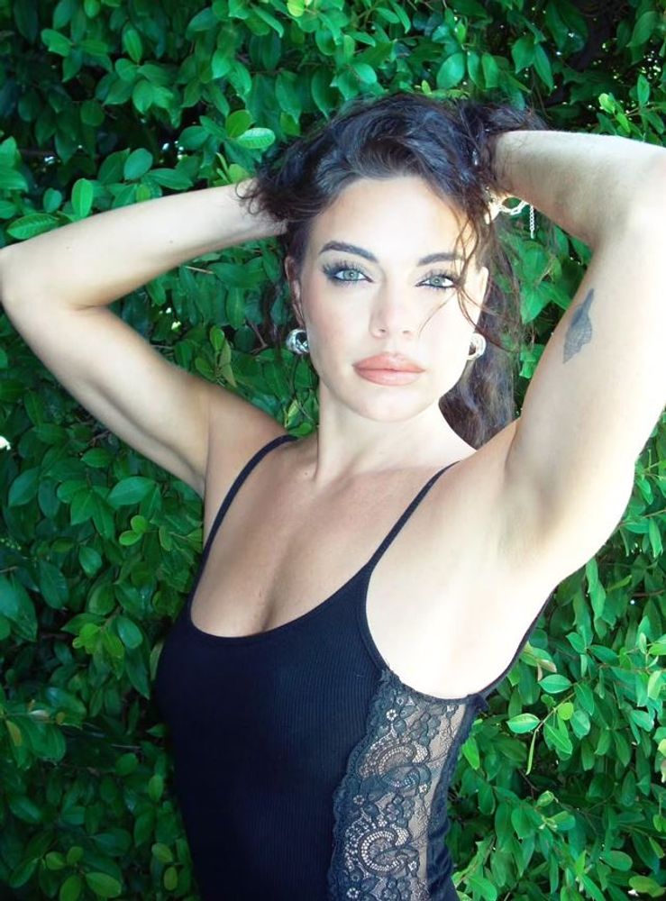 Emilia Attias apostó por un vestido de gala en tono burdeos y desbloqueó una nueva tendencia para el próximo otoño
