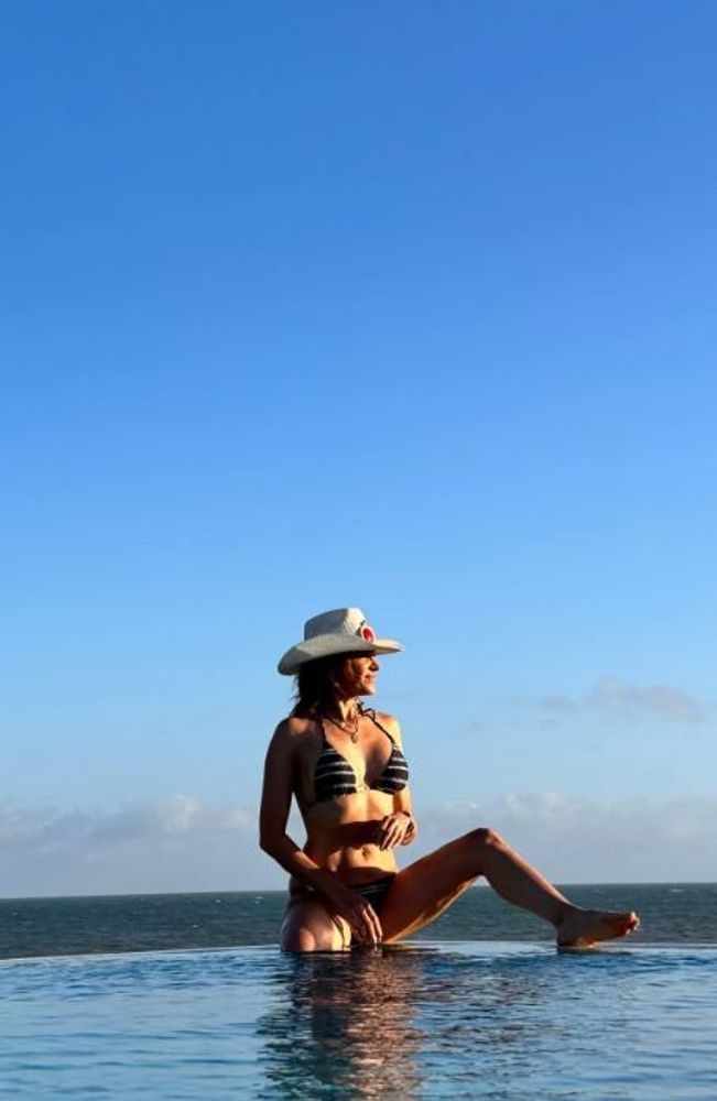 El destape de Vero Lozano: a los 55 años arrasó en Instagram con la bikini más diminuta