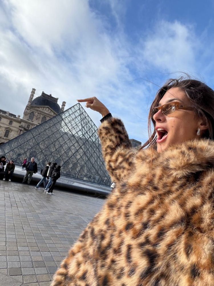 Desde París, Lola Latorre deslumbró con un tapado trendy y se adelantó a la tendencia del invierno 2026
