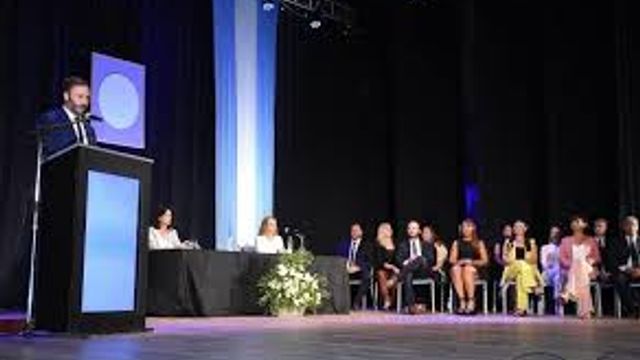 Francisco Azcué abre el año legislativo en Concordia con su discurso ante el Concejo Deliberante.