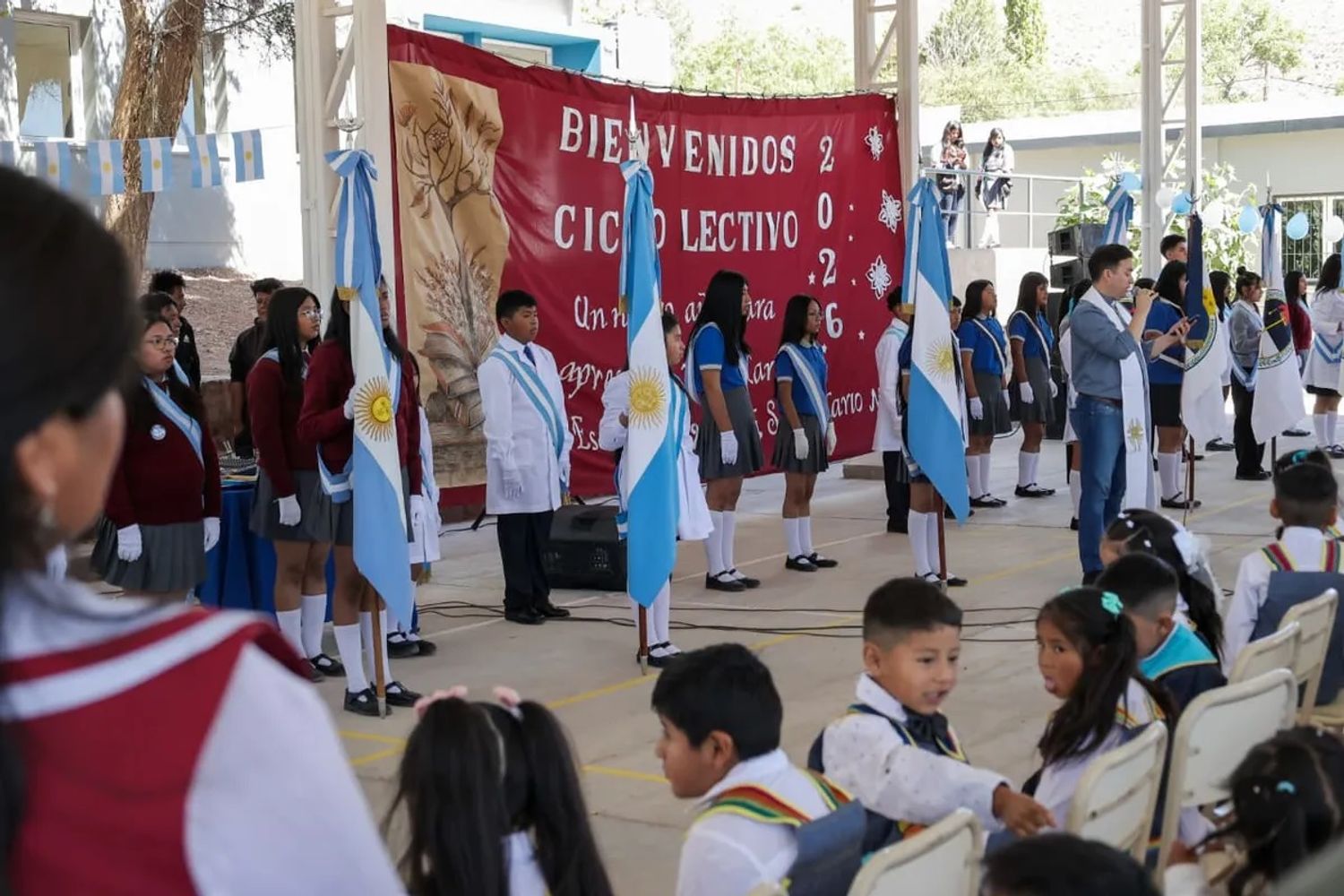 Con la Quebrada de Humahuaca como escenario, las autoridades provinciales y la comunidad educativa la escuela n° 27 "Juan Galo Lavalle" y el Colegio Secundario n° 26 de Uquía dieron inicio formal al ciclo lectivo 2026.