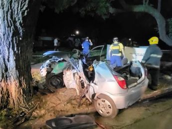 Un auto con 7 pasajeros chocó contra un árbol en Córdoba y murieron dos personas