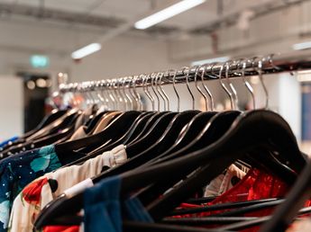 Dónde queda la feria de ropa importada que arrasa en Buenos Aires con precios desde $3.000