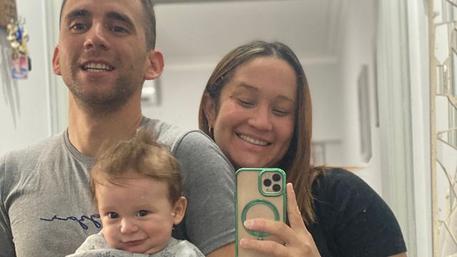 Nahuel Gallo junto a su familia.
