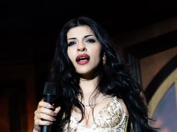 ¿Palito para Ángela Aguilar? El llamativo gesto de Cazzu en pleno show tras la respuesta de Christian Nodal