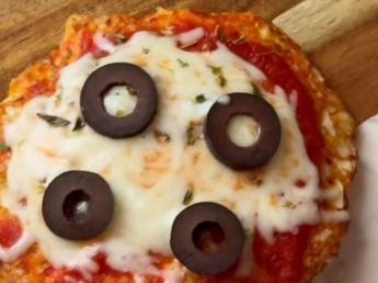 Cómo hacer pizzetas sin harina: la receta versión saludable para resolver el almuerzo o la cena en minutos