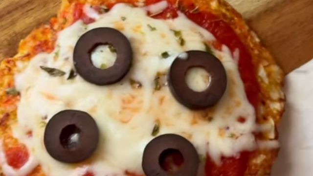 Cómo hacer pizzetas sin harina: la receta versión saludable para resolver el almuerzo o la cena en minutos