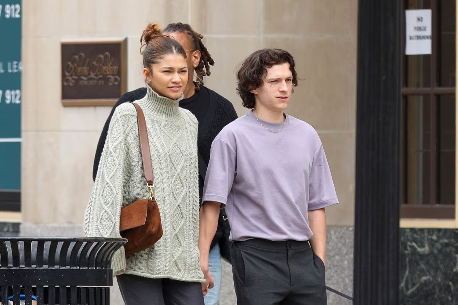 Zendaya y Tom Holland durante su vida cotidiana.
