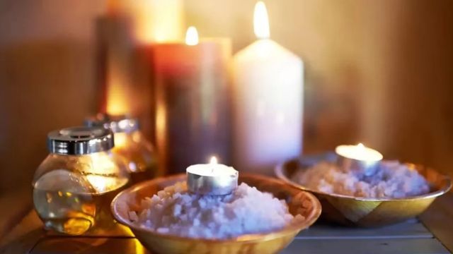 Elementos fundamentales para el ritual de abundancia: sal gruesa, vinagre y agua tibia, preparados en un espacio de calma.


