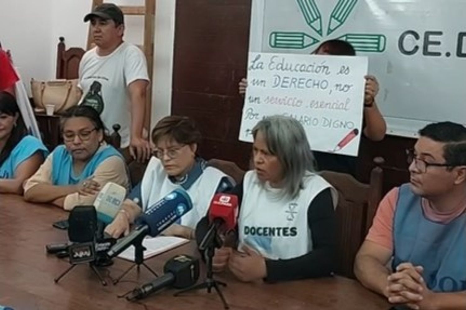 Los sindicatos docentes de Jujuy adhirieron al paro por 48 horas declarado por CTERA contra las políticas laborales y prespuestarias del Gobierno central. Mercedes Sosa, del CEDEMS, dijo que este lunes un 90% de los trabajadores se sumó a la medida de fuerza.