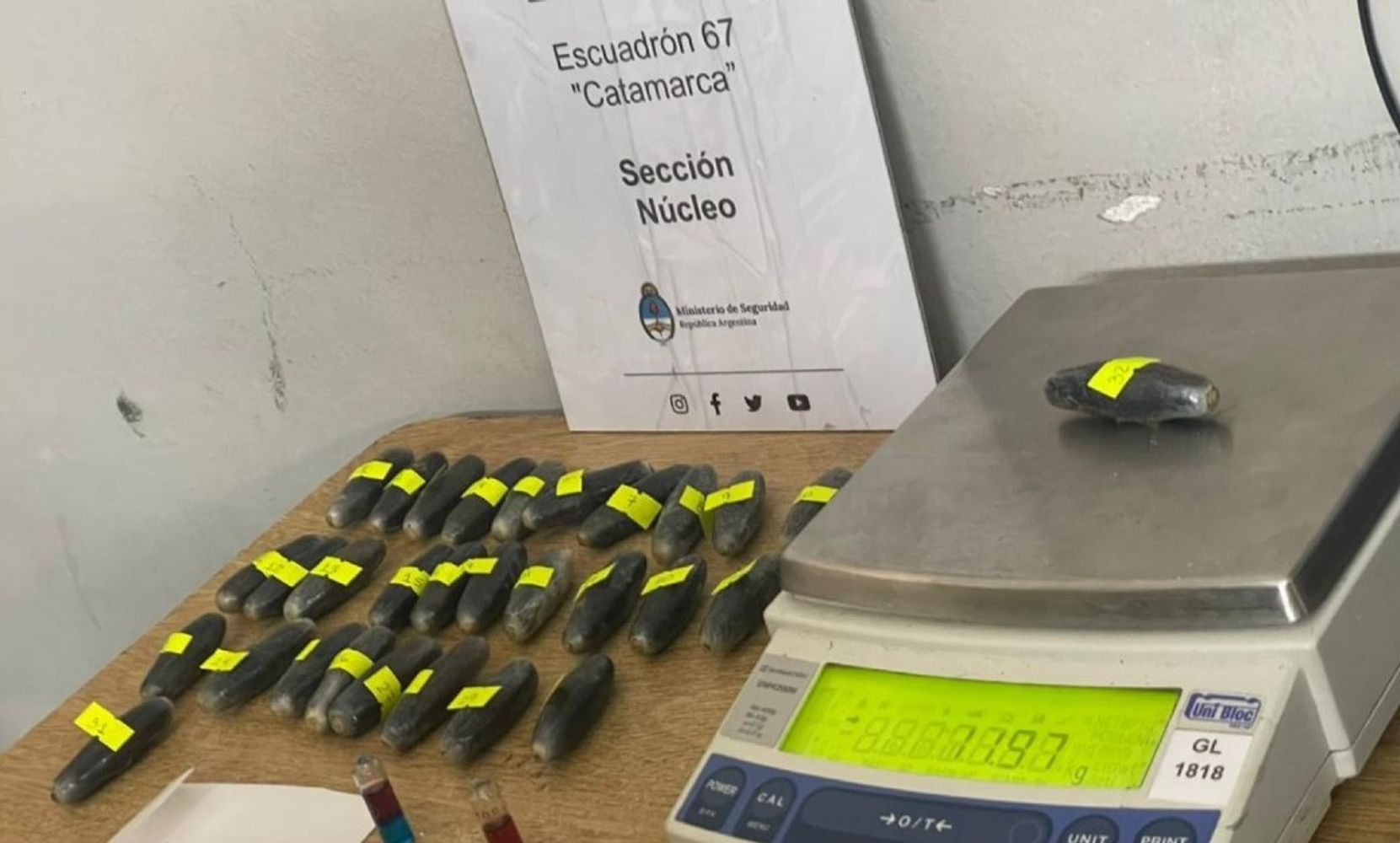 Las 90 cápsulas con cocaína que había ingerido la mujer dieron un peso total superior a un kilo de estupefaciente.