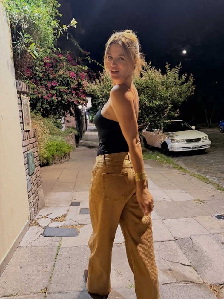 Marcela Kloosterboer deslumbró con el pantalón tendencia de la temporada y dio cátedra de estilo