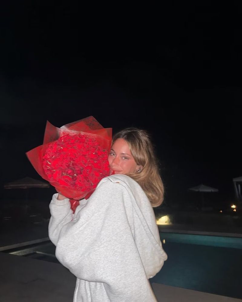 El futbolista le preparó una cena romántica en la playa, llena de detalles.