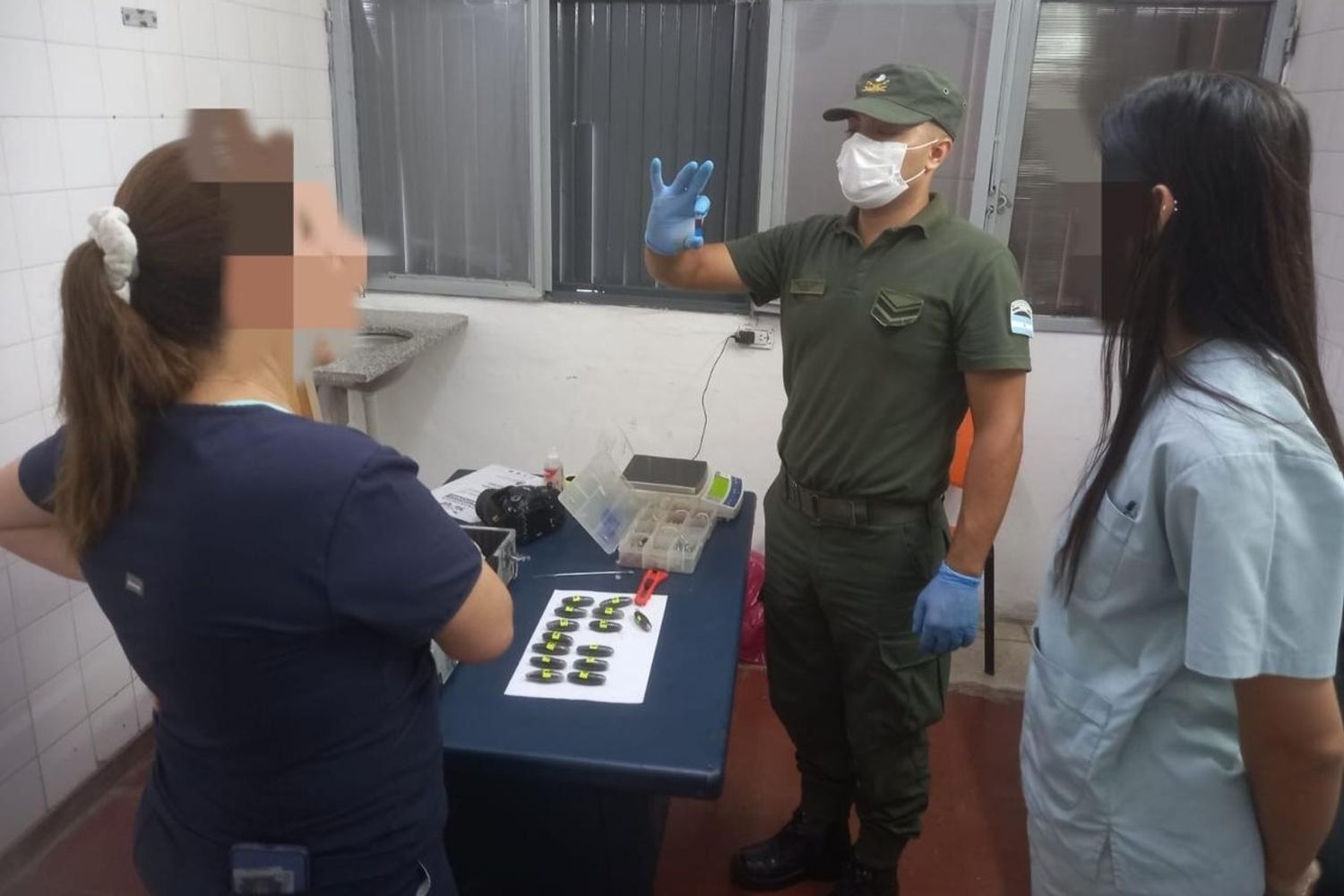 Un efectivo del Escuadrón 67 “Catamarca” realiza la prueba de Narcotest, en presencia de personal de salud del hospital donde fue atendida la pasajera que debió ser asistida de urgencia.