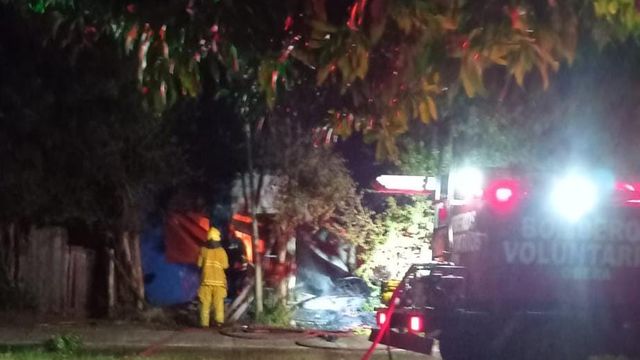 Voraz incendio consumió por completo una vivienda en Oberá.