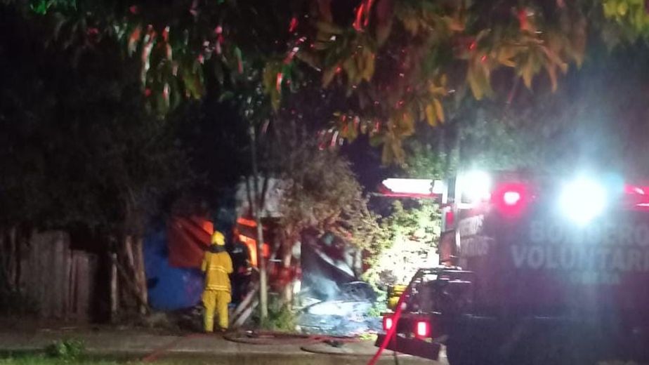 Voraz incendio consumió por completo una vivienda en Oberá