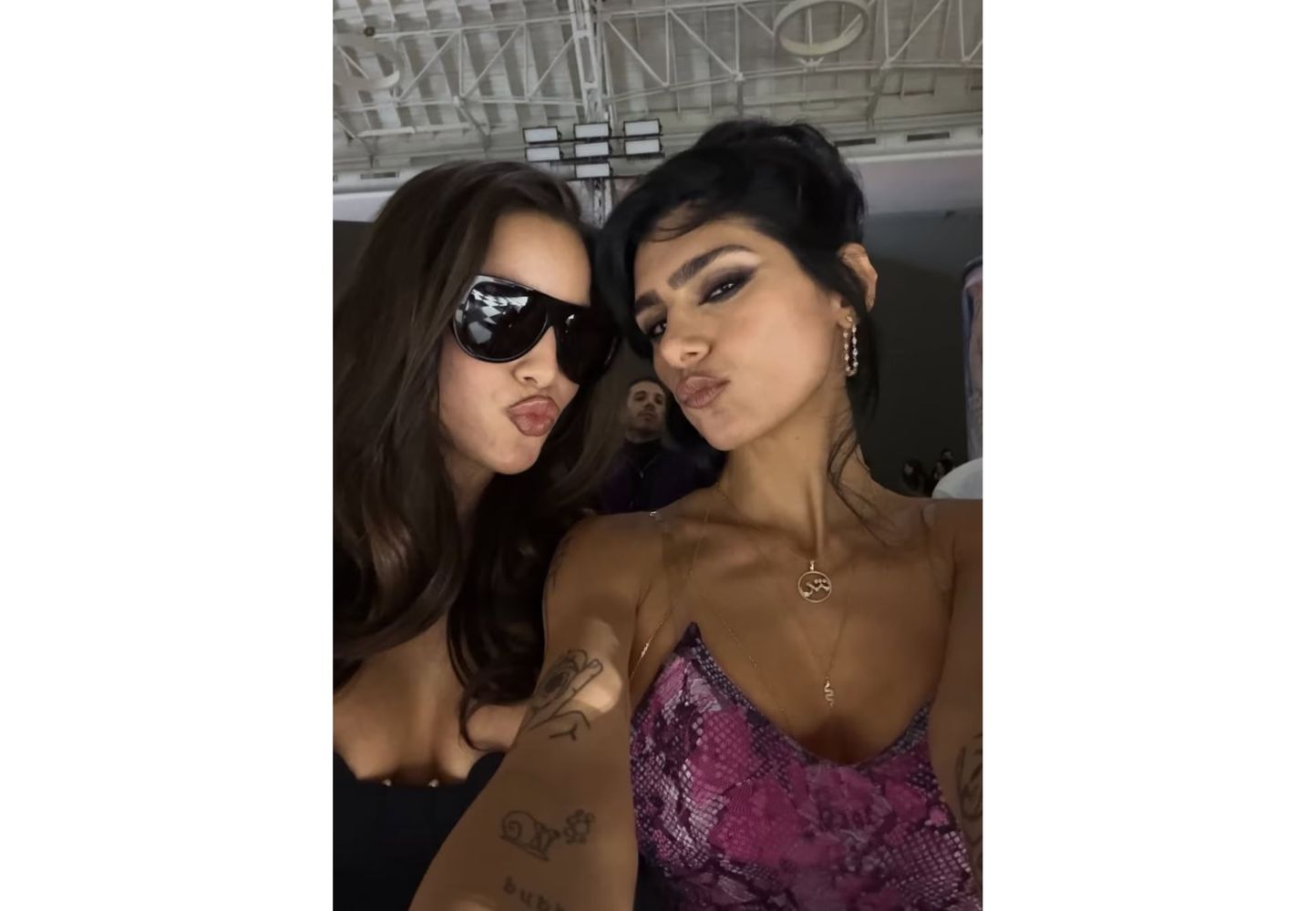 Emilia Mernes y Mia Khalifa posaron juntas en la Semana de la Moda en Milán.