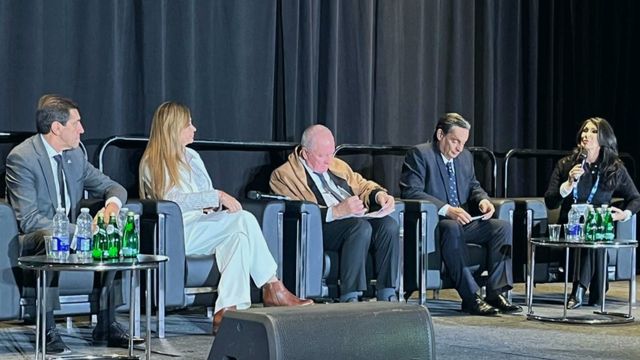 El gobernador Sadir (a la izquierda) fue invitado a participar en el panel dedicado a las provincias mineras del Noroeste Argentino, con foco en el litio, el cobre y los minerales estratégicos.