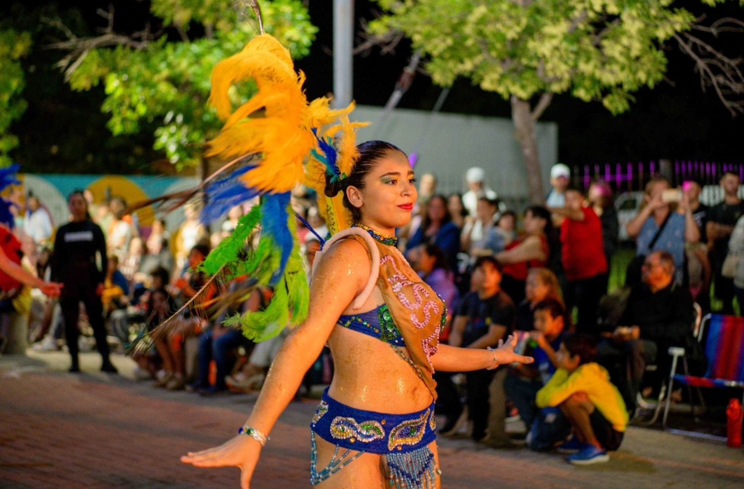 Arroyito vivió su noche de carnaval con mucho colorido en Plaza 25 de Mayo