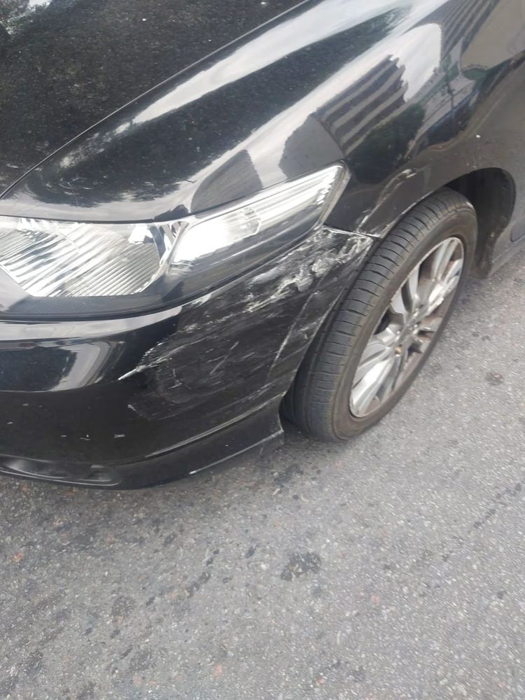 Así quedó el auto de Pais. Ella niega el accidente