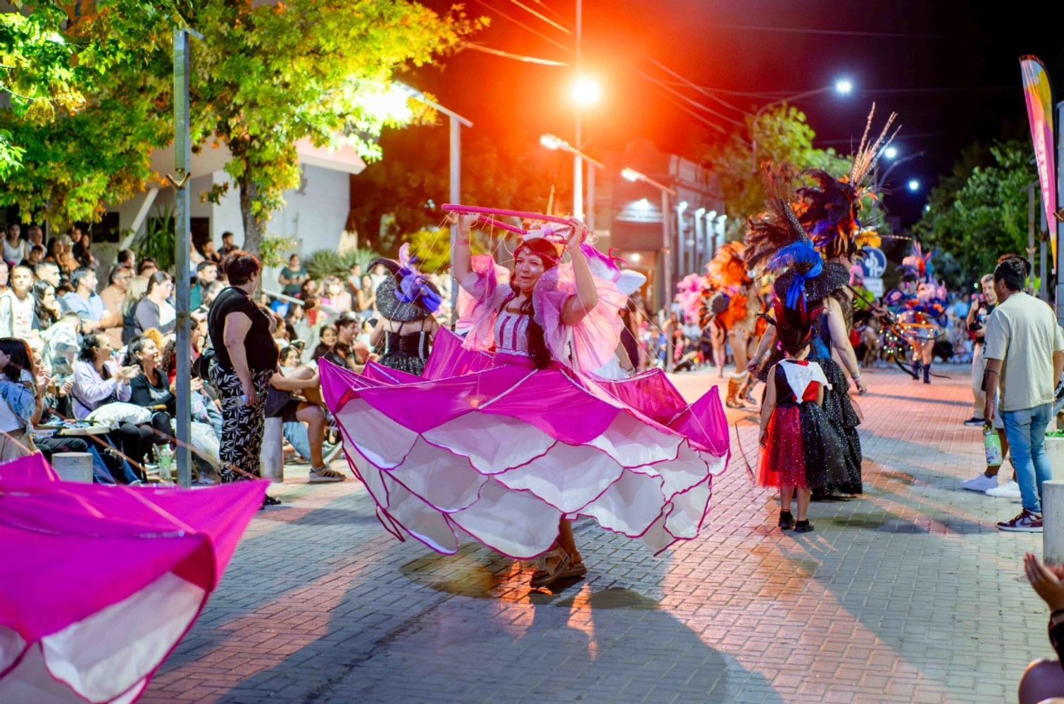 Arroyito vivió su noche de carnaval con mucho colorido en Plaza 25 de Mayo