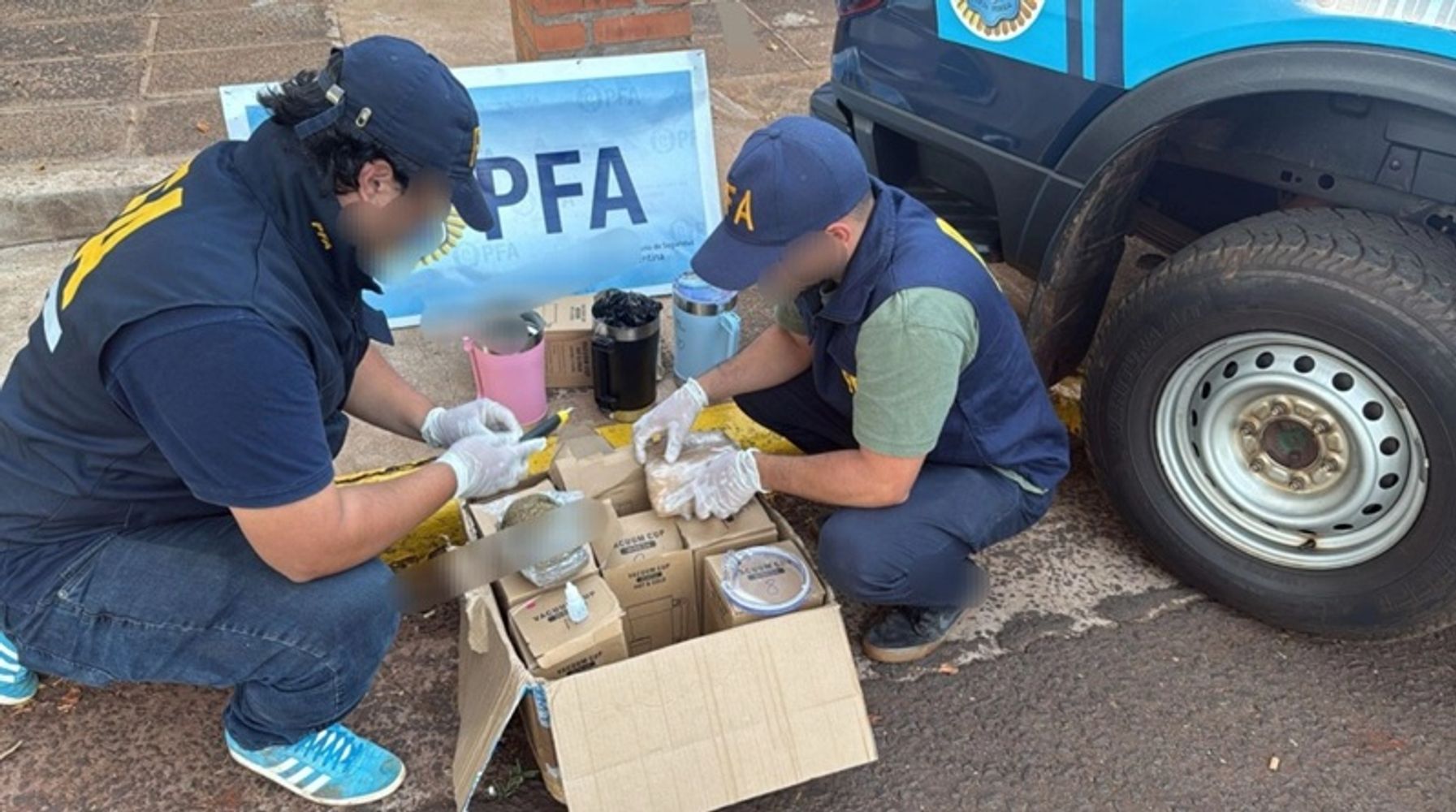 Golpe al narcotráfico en Puerto Iguazú: hallan marihuana escondida en termos y arrestan a dos sospechosos.