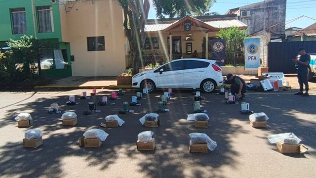 Golpe al narcotráfico en Puerto Iguazú: hallan marihuana escondida en termos y arrestan a dos sospechosos.
