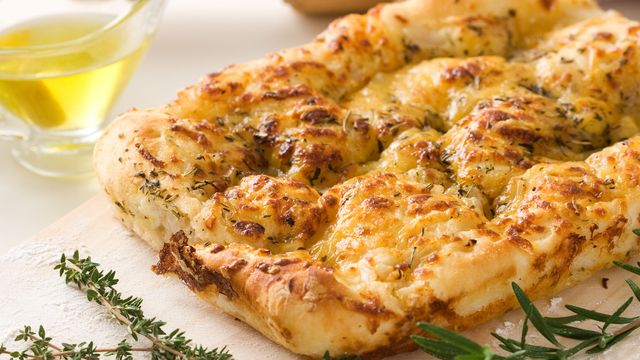 Cómo hacer una focaccia sin amasar y en menos de 4 horas: la receta definitiva para que salga súper aireada