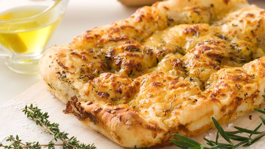 Cómo hacer una focaccia sin amasar y en menos de 4 horas: la receta definitiva para que salga súper aireada
